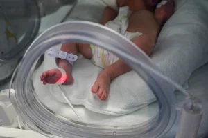 Newborn baby in neonatal care after suffering a birth injury. The parents need to contact a Maryland birth injury lawyer.